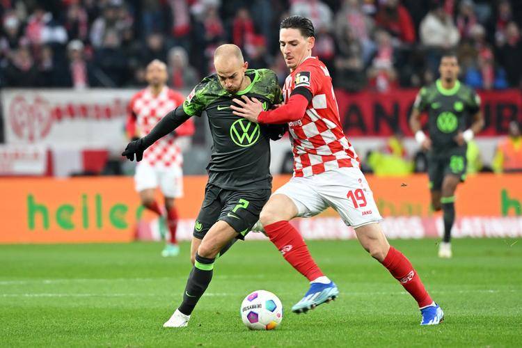 巴塞罗那训练开放日；赛后遗憾出局引欢呼；德国杯在即；控场能力受关注